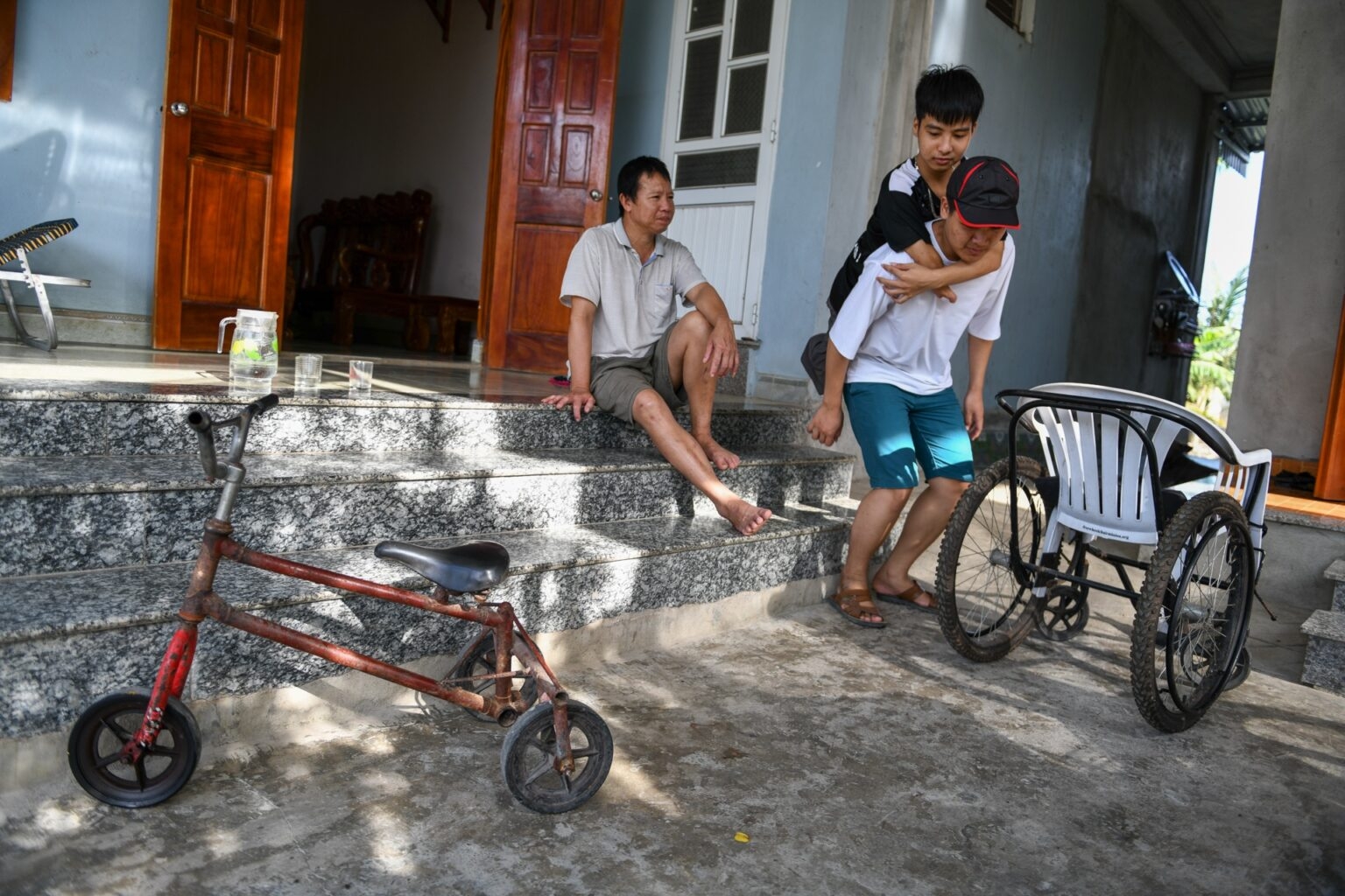 Boy carries handicapped friends piggyback to school over 10 years Hieu has been Minh's legs throughout his studenthood