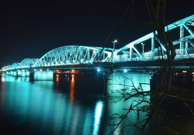The charming grace of Truong Tien Bridge in Hue