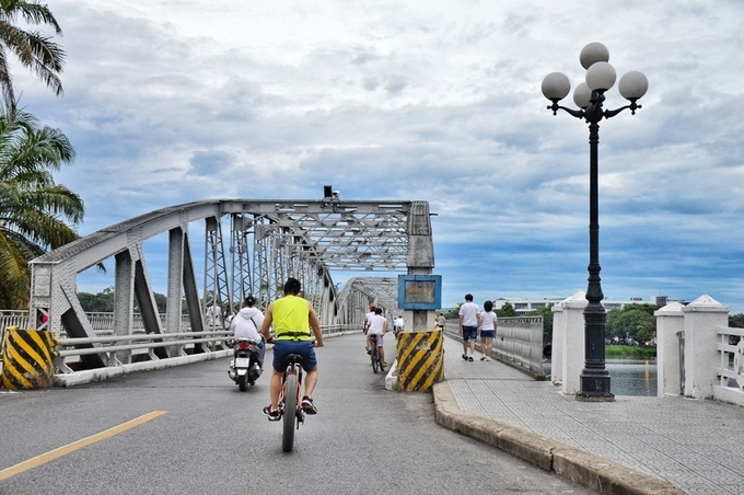 The charming grace of Truong Tien Bridge in Hue