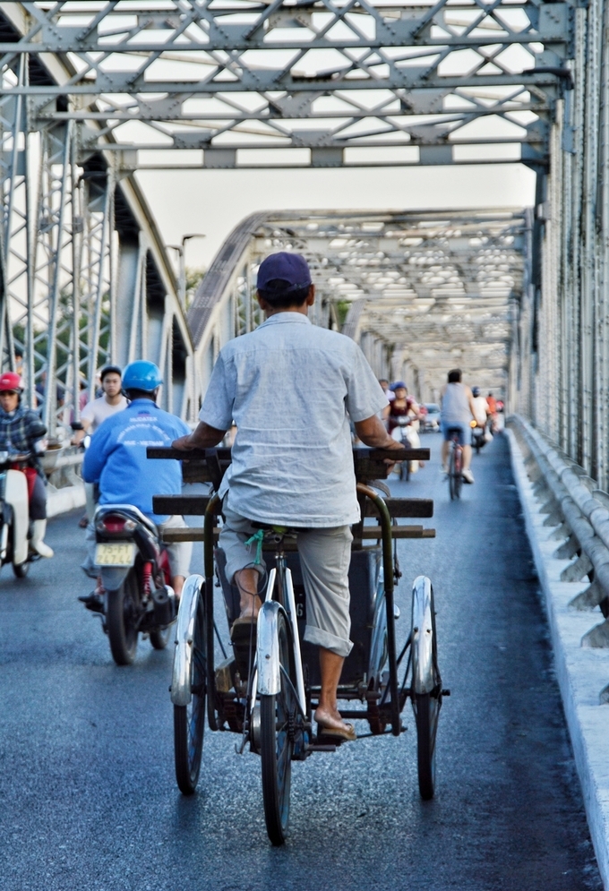 The charming grace of Truong Tien Bridge in Hue