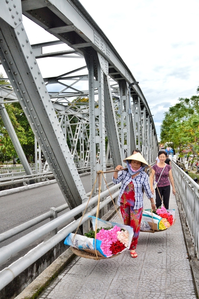 The charming grace of Truong Tien Bridge in Hue