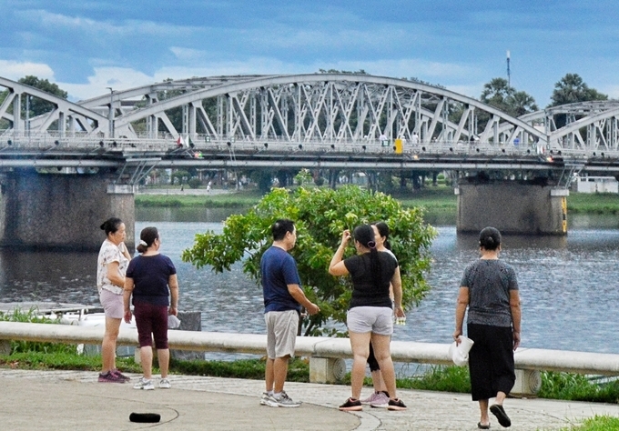 The charming grace of Truong Tien Bridge in Hue