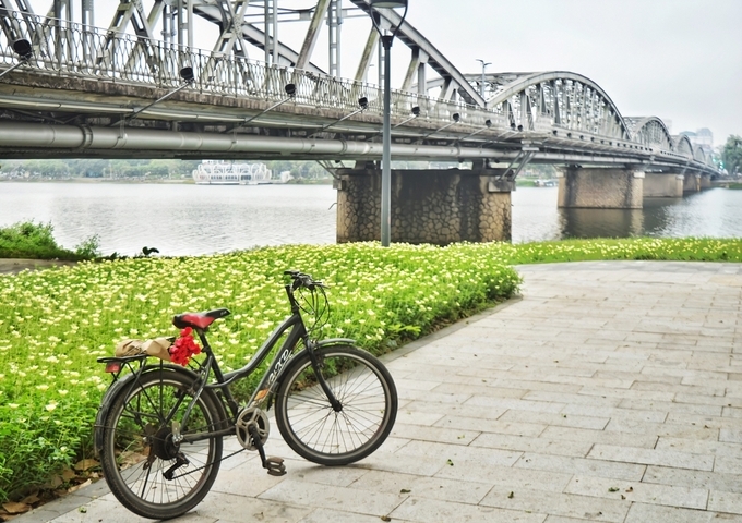 The charming grace of Truong Tien Bridge in Hue