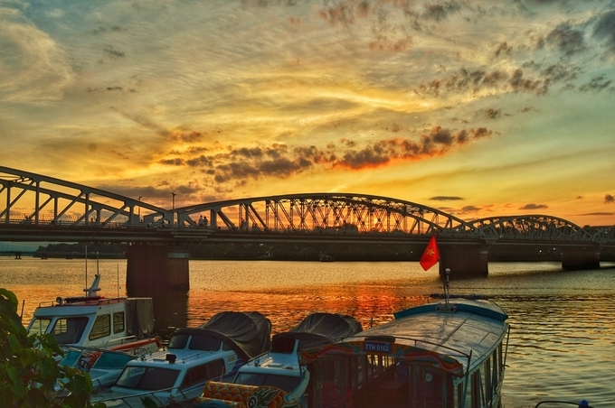 The charming grace of Truong Tien Bridge in Hue
