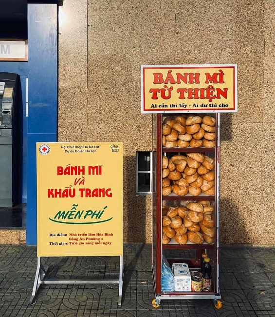 Free bread and face masks lockers in Da Lat during COVID-19 time