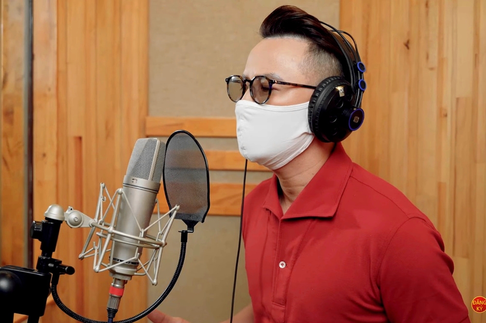 Singer hoang bach wears face mask while singing the song 