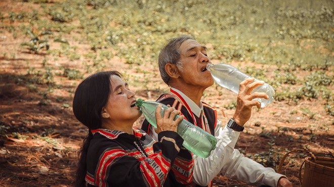 Sweet wedding photos of an Vietnamese ethnic couple in their 80s