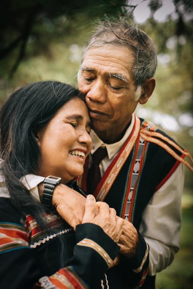 Sweet wedding photos of an Vietnamese ethnic couple in their 80s