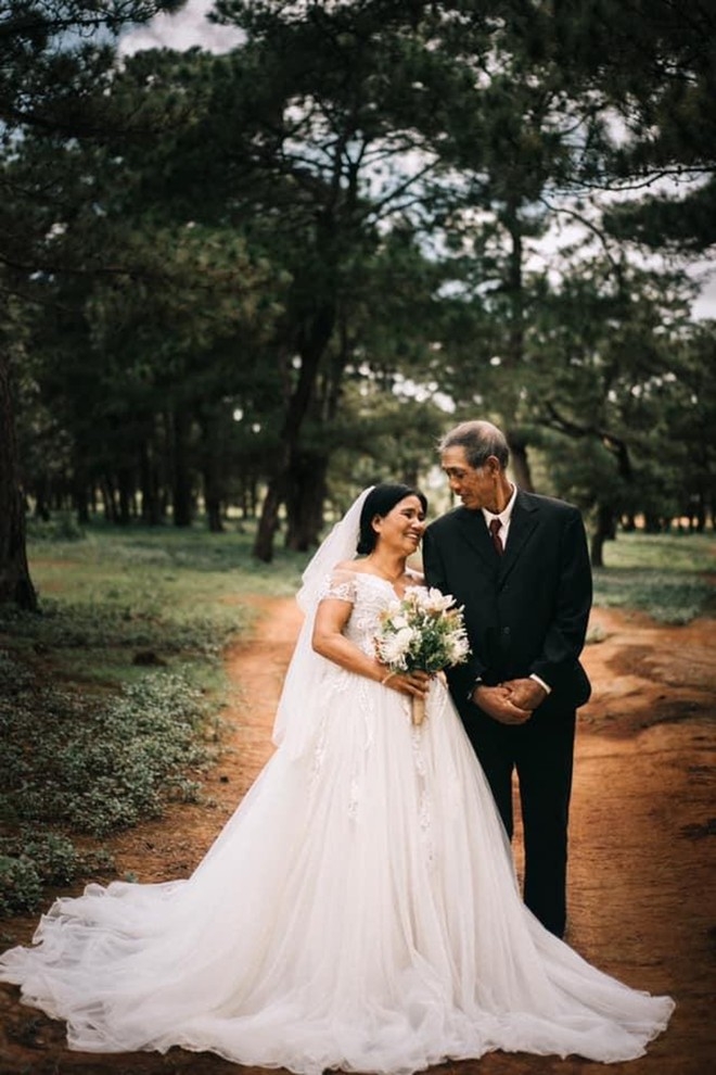 Sweet wedding photos of an Vietnamese ethnic couple in their 80s