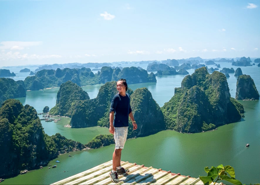 Schreck visited Ha Long Bay 