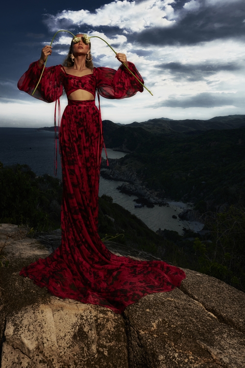 Vietnamese beauty queen’s captivating natural appeal in new photo shoot Vietnamese beauty queen’s captivating natural appeal in new photo shoot