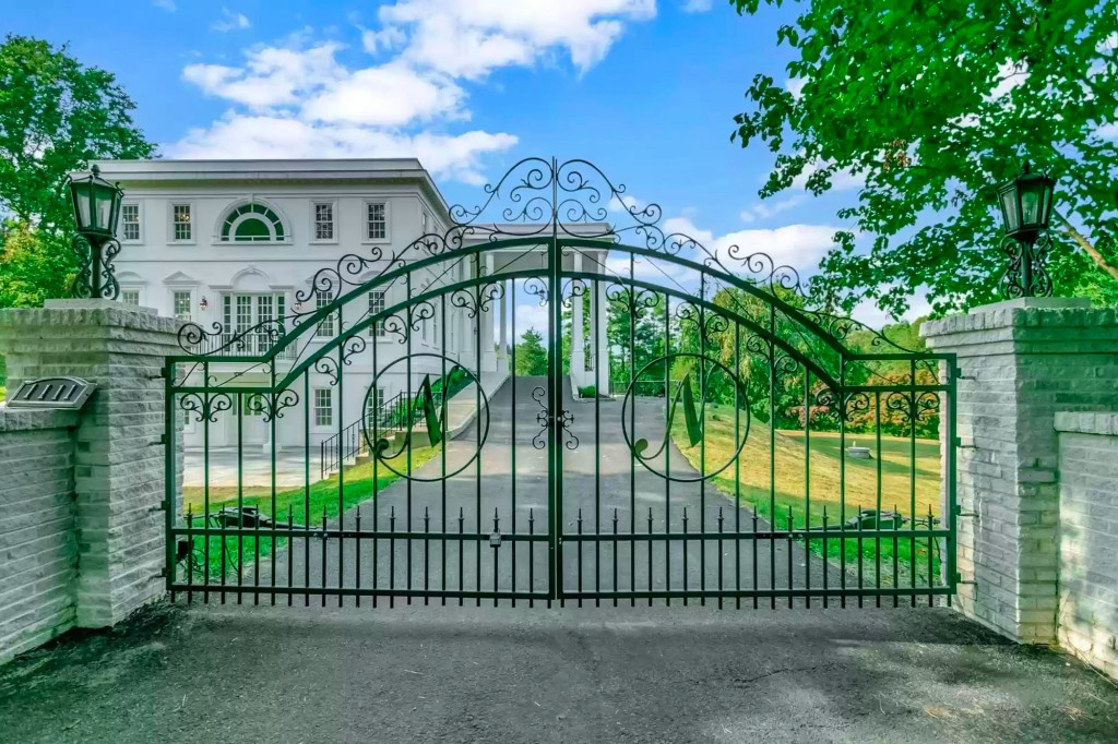 Vietnamese American Has White House Replica For Sale