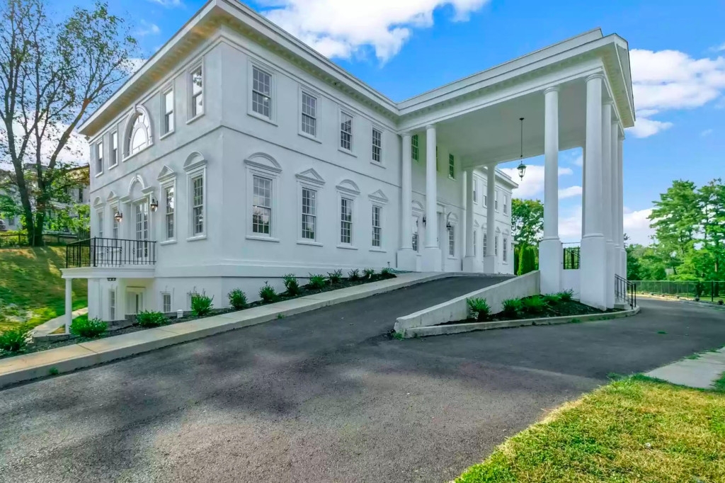 Vietnamese American Has White House Replica For Sale