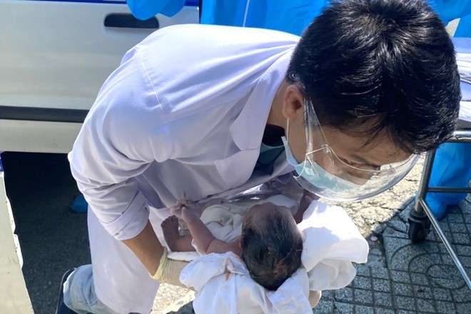 Woman Gives Birth in Police Car En route to Hospital