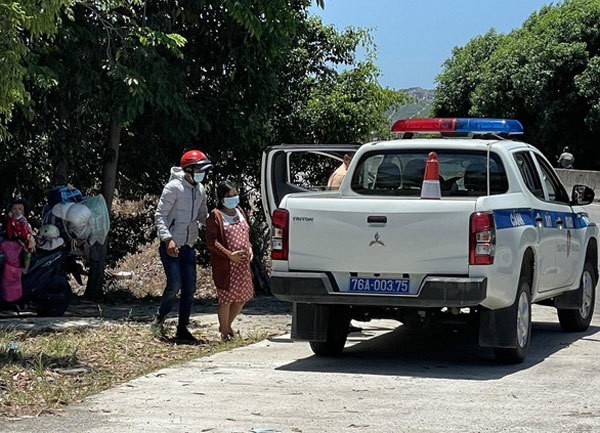 Woman Gives Birth in Police Car En-route to Hospital