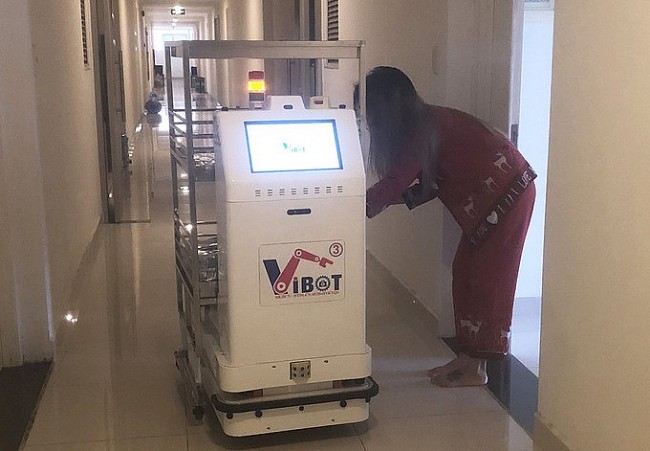 Robot Helps Ease Staff Burdens at Quarantine Centers