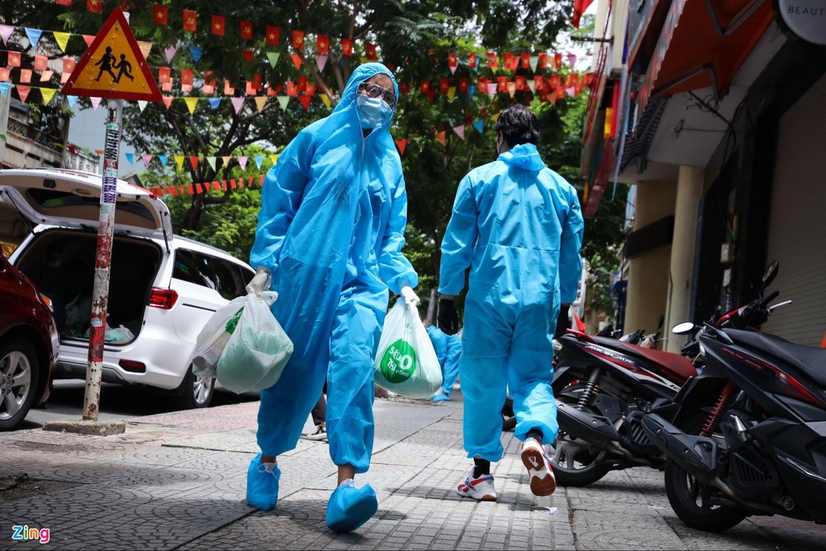 Vietnamese Celebs Volunteers to Join Covid Frontline