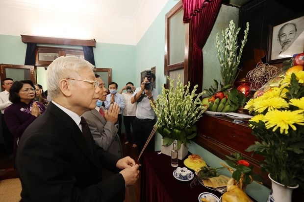 Party General Secretary and President Nguyen Phu Trong burns incense in tribute to late President Ho Chi Minh at House No 67