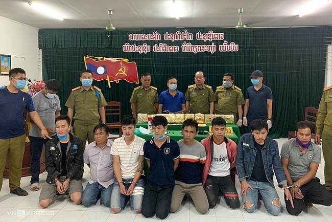 Lao men caught for illegally transporting meth into Vietnam