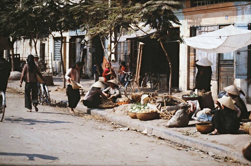 Return tickets to the past with photos of Hanoi in the 1970s