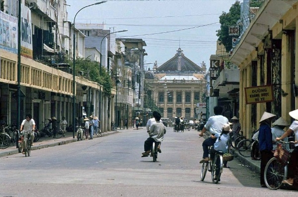 Back in time with invaluable photos of Hanoi in 1990s