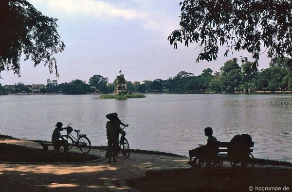 Back in time with invaluable photos of Hanoi in 1990s