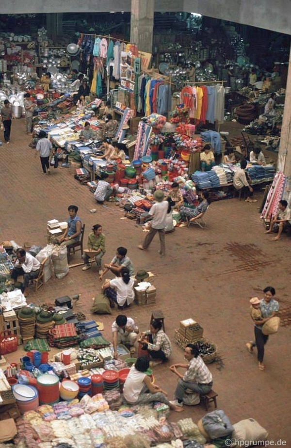 Back in time with invaluable photos of Hanoi in 1990s