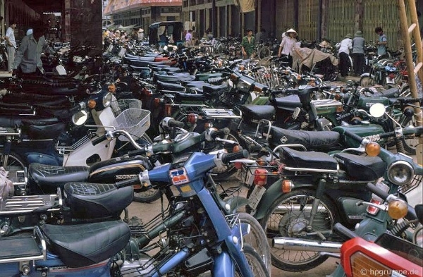 Back in time with invaluable photos of Hanoi in 1990s