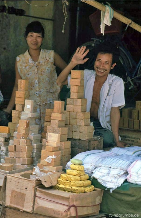 Back in time with invaluable photos of Hanoi in 1990s