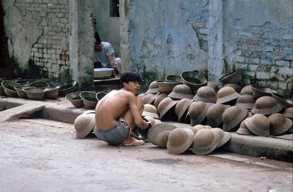 Back in time with invaluable photos of Hanoi in 1990s