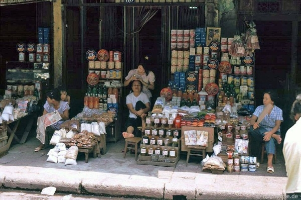 Back in time with invaluable photos of Hanoi in 1990s