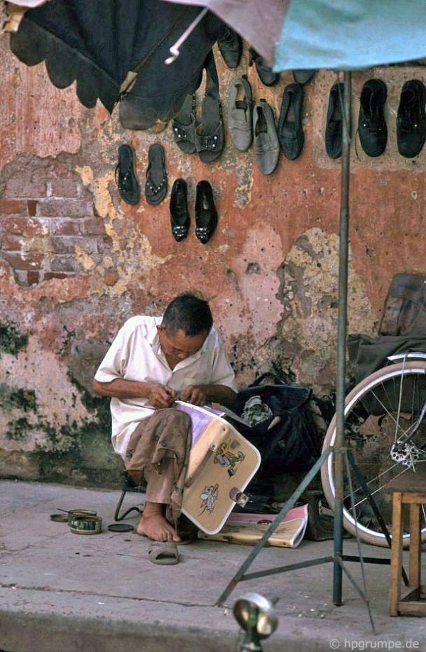 Back in time with invaluable photos of Hanoi in 1990s