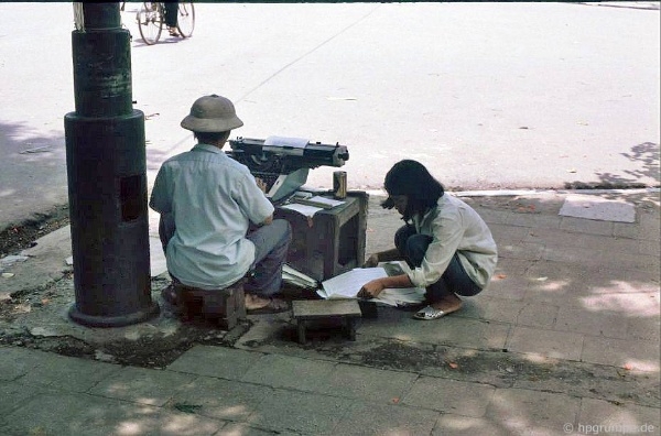 Back in time with invaluable photos of Hanoi in 1990s