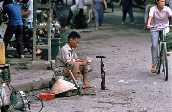 Back in time with invaluable photos of Hanoi in 1990s