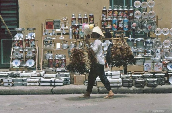 Back in time with invaluable photos of Hanoi in 1990s