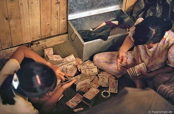 Back in time with invaluable photos of Hanoi in 1990s