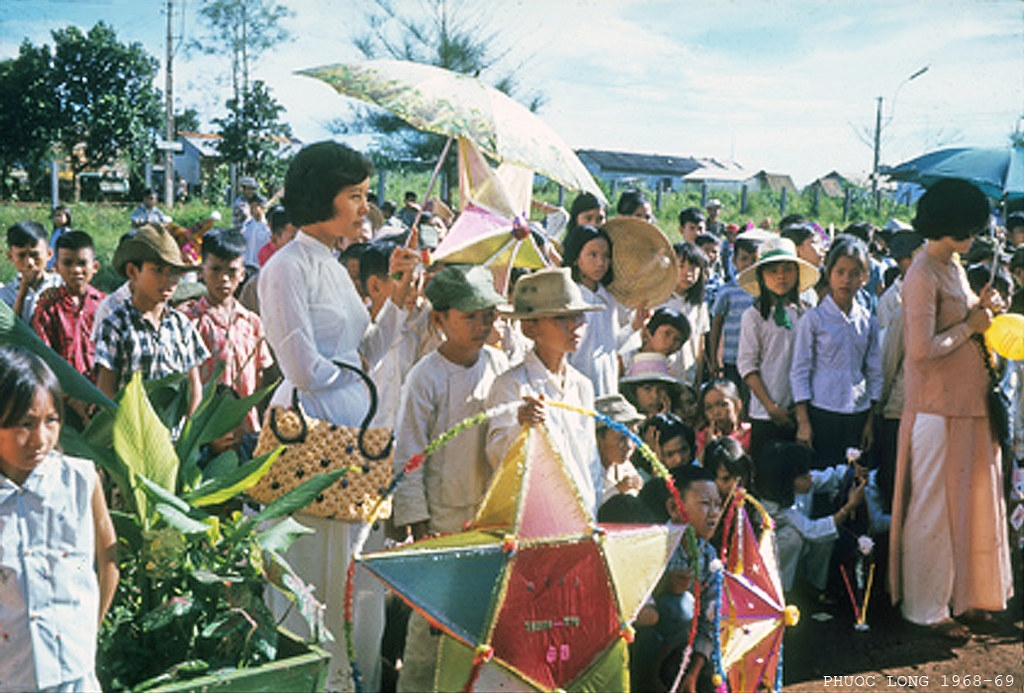 Visual memories of Mid-Autumn decades ago in rare color photos Visual memories of Mid-Autumn decades ago in rare color photos