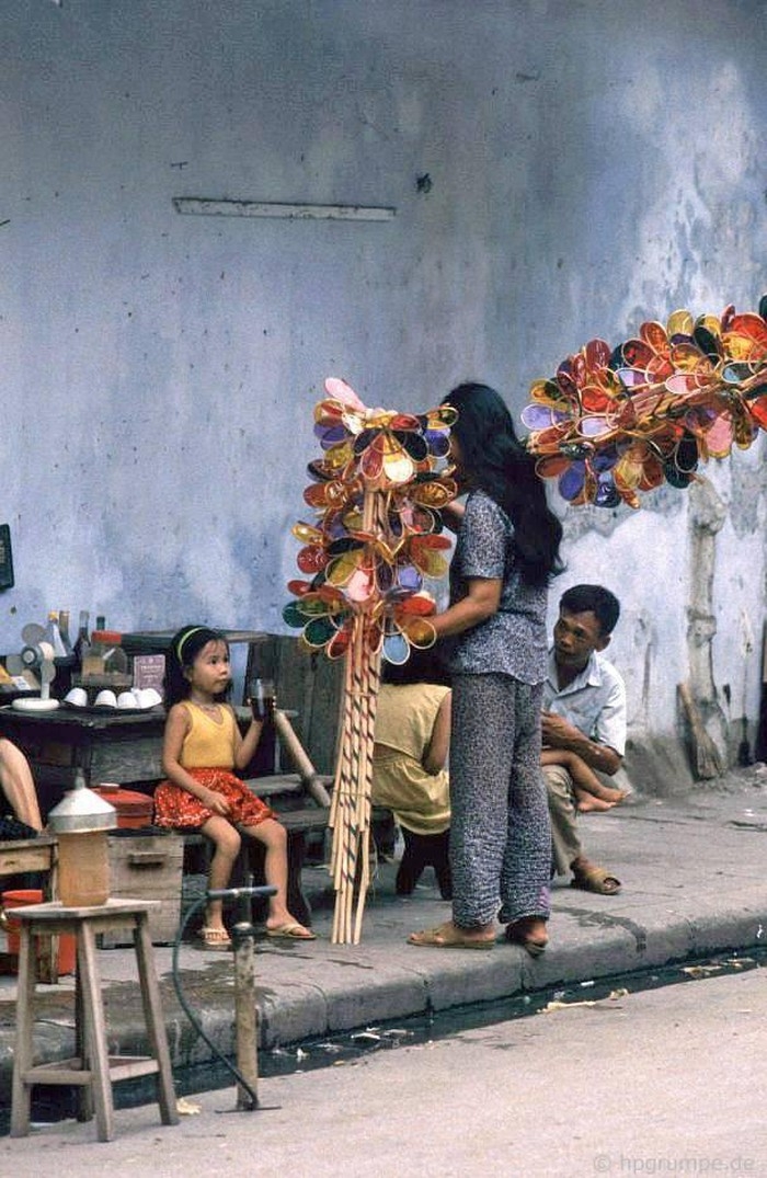 Visual memories of Mid-Autumn decades ago in rare color photos Visual memories of Mid-Autumn decades ago in rare color photos
