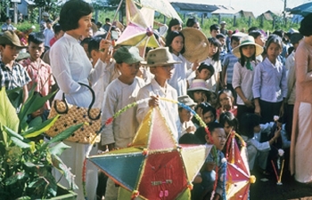 visual memories of mid autumn decades ago in rare color photos