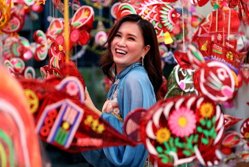 Lantern street in Saigon jam-packed with holiday goers