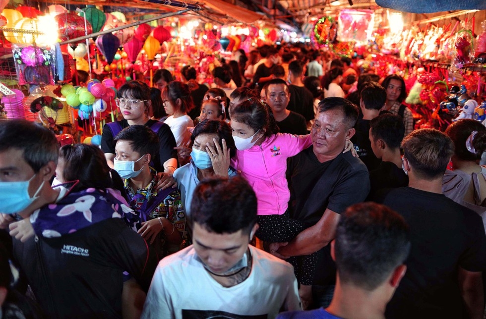 Lantern street in Saigon jam-packed with holiday goers
