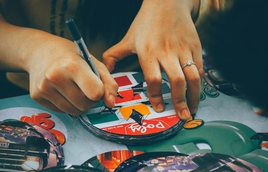 Self-made lanterns, meaningful gifts for the deprived children in Mid-Autumn