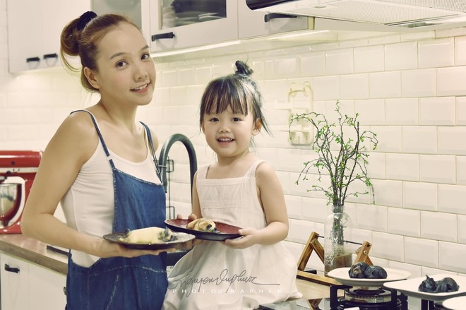 Unique puppy-shaped mooncakes look so real no one dare to eat Oanh (L) and her little daughter
