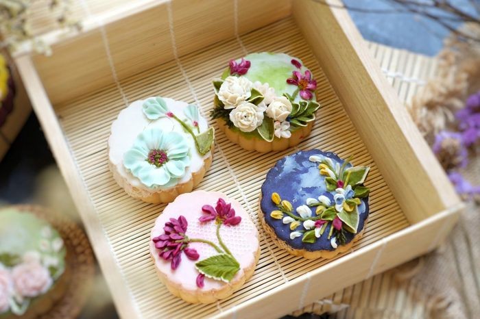 Mooncakes with Folk Paintings on Crust Hold Artistic Merits