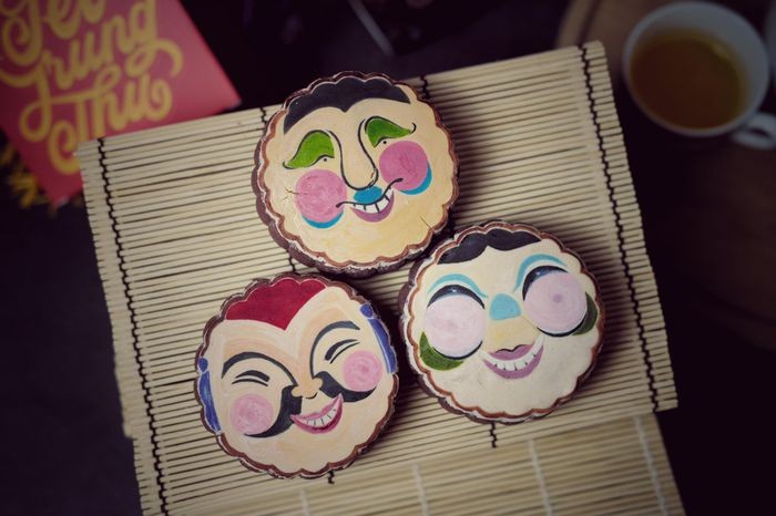 Mooncakes with Folk Paintings on Crust Hold Artistic Merits