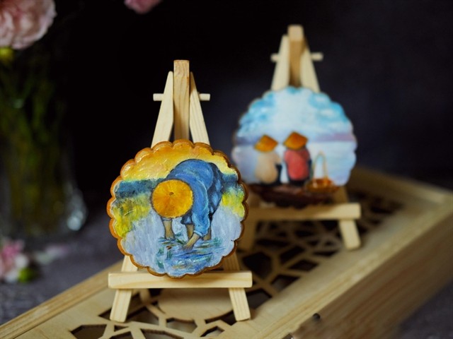 Mooncakes with Folk Paintings on Crust Hold Artistic Merits