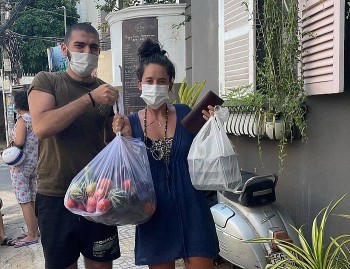 Expat Family Feeds Hungry Frontline Workers, Needy HCMC Residents