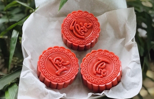 Vietnamese Youngsters Bake Mooncakes during Social Distancing