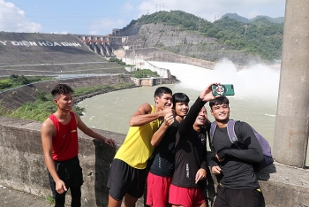 crowds of people flock to hoa binh hydropower watch flood release