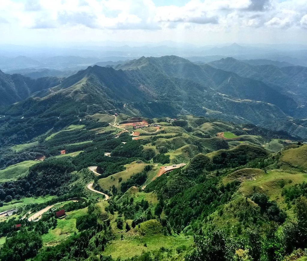 Three stunniest ‘dinosaur backbones’ in Northern Vietnam Three stunniest ‘dinosaur backbones’ in Northern Vietnam